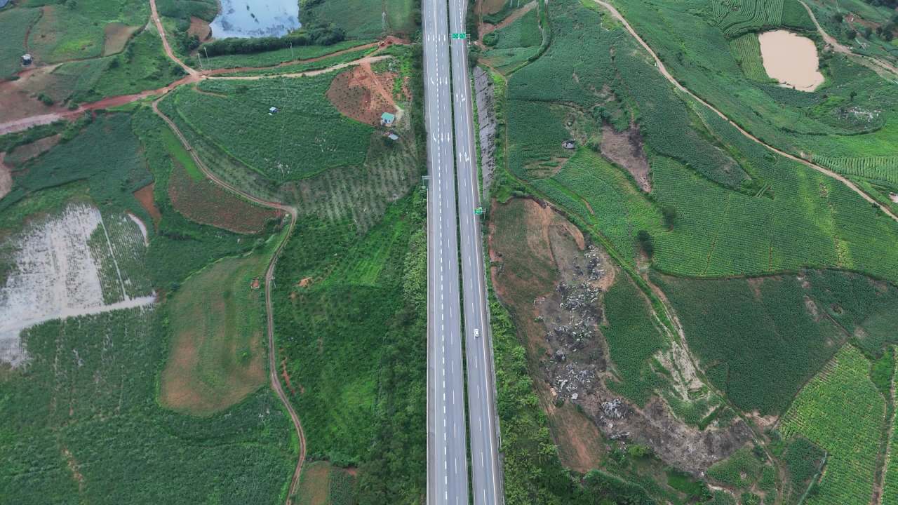 山间公路与绿野