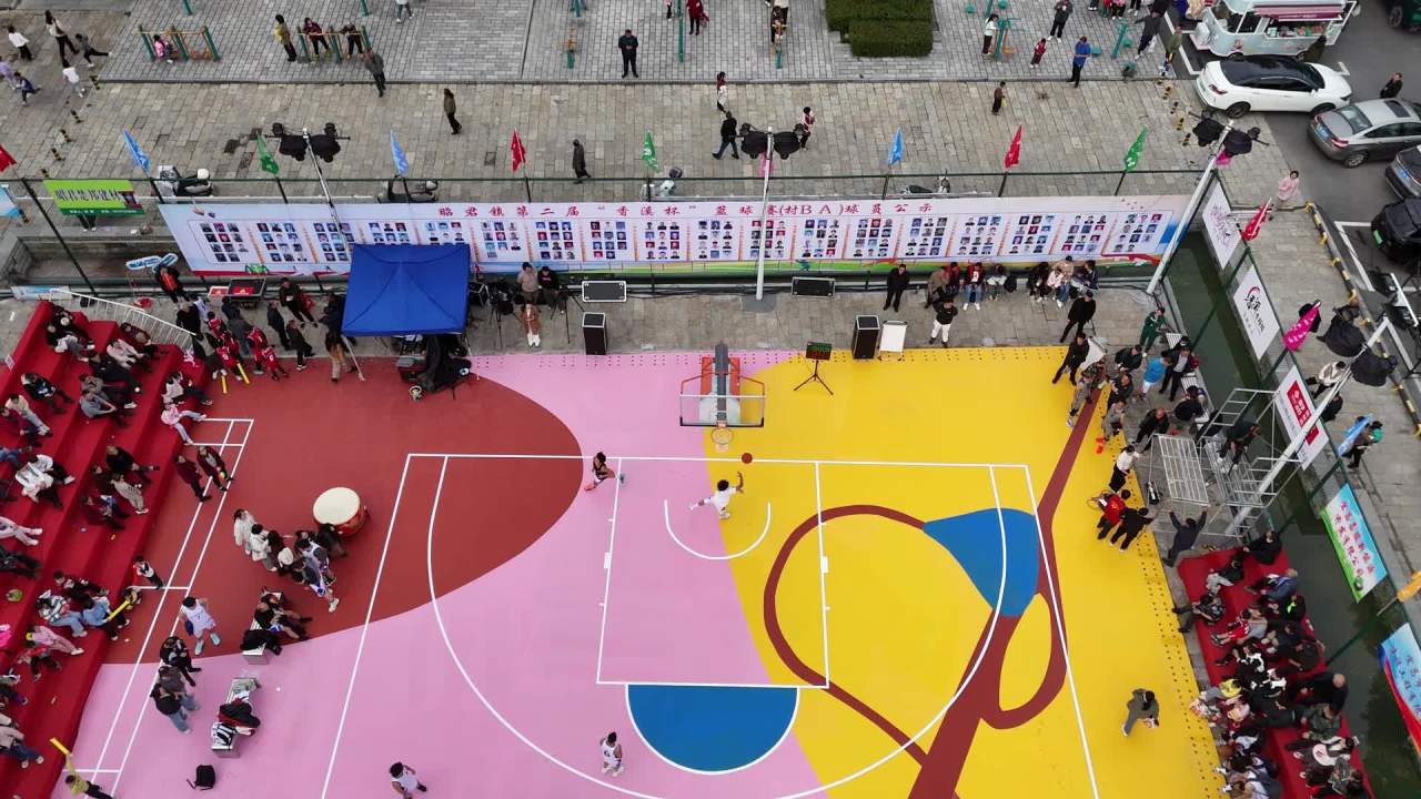 彩色篮球场上的激烈比赛