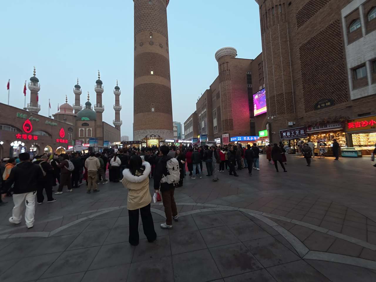 傍晚热闹的街头广场