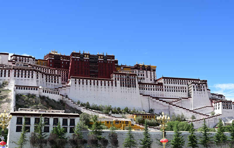 西藏拉萨晴朗蓝天下的布达拉宫