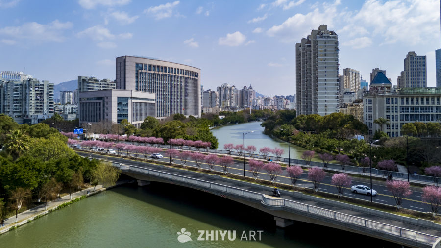 城市河畔的春天