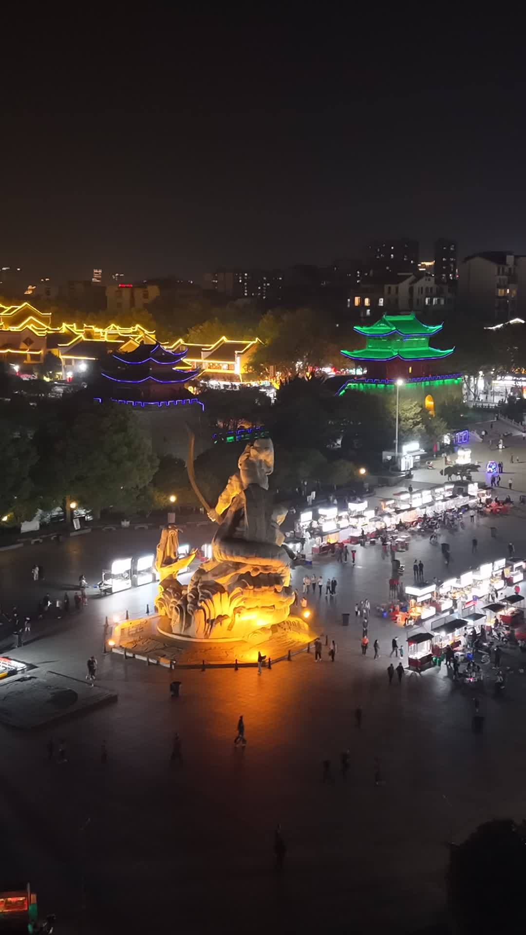 夜晚灯火辉煌的城市广场