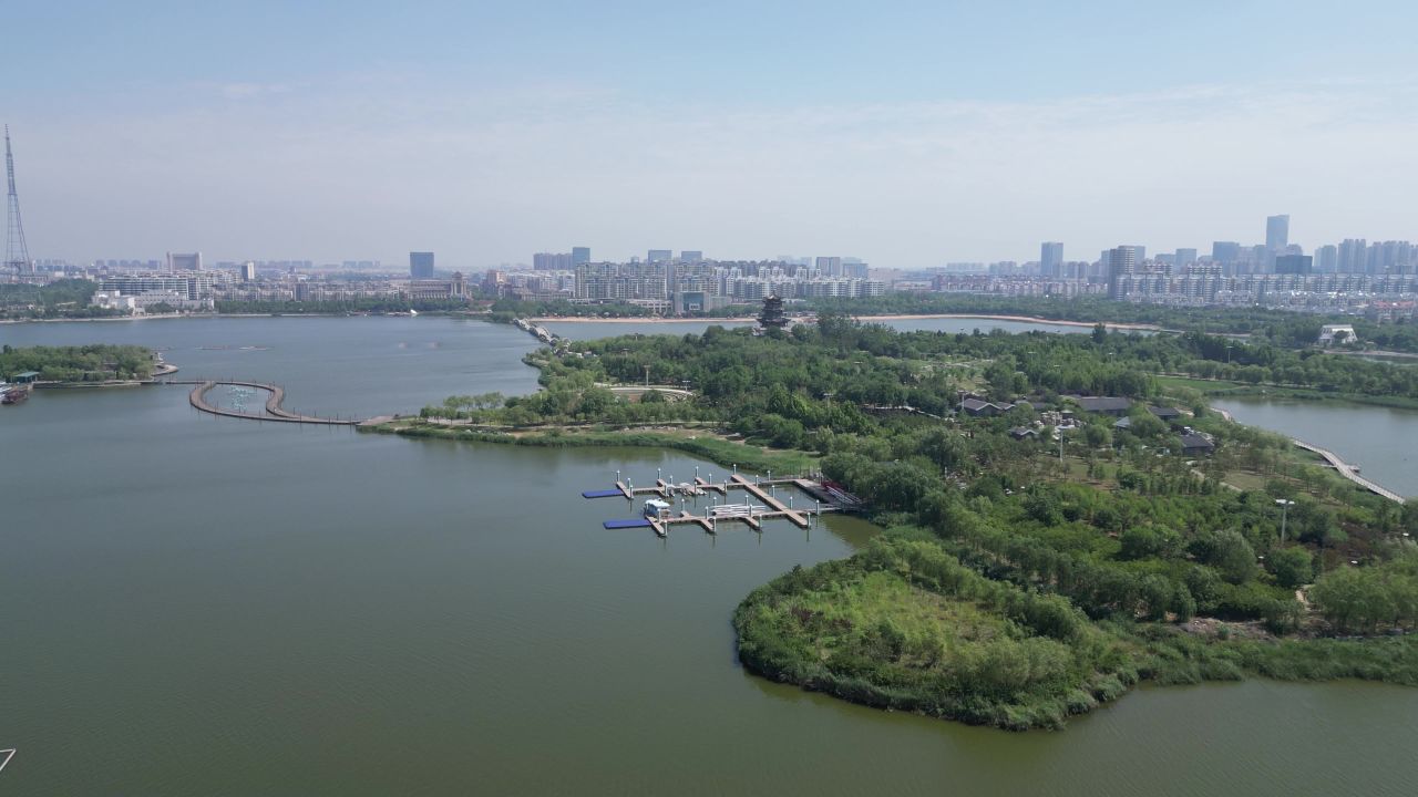 航拍山东东营清风湖公园
