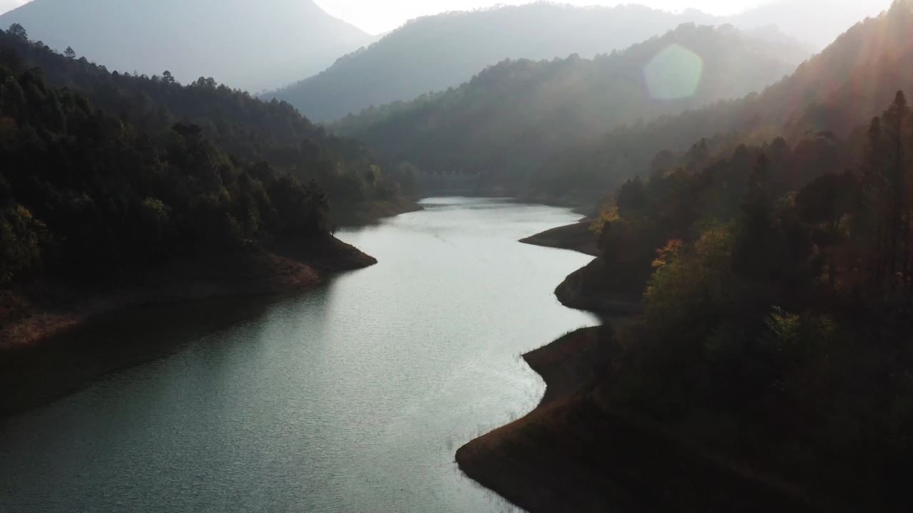 32小水库 水 逆光