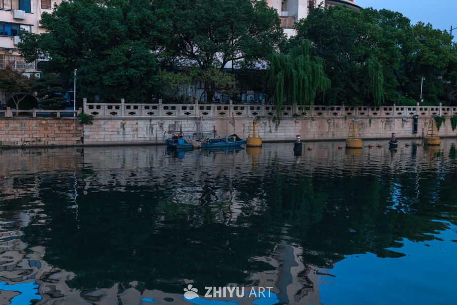 黄昏河畔的宁静时光