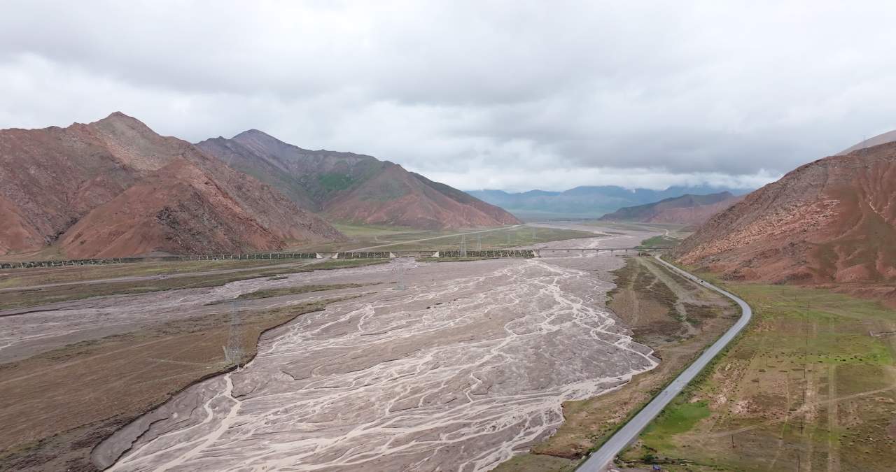 青海昆仑山脉地貌河流青藏铁路大气航拍