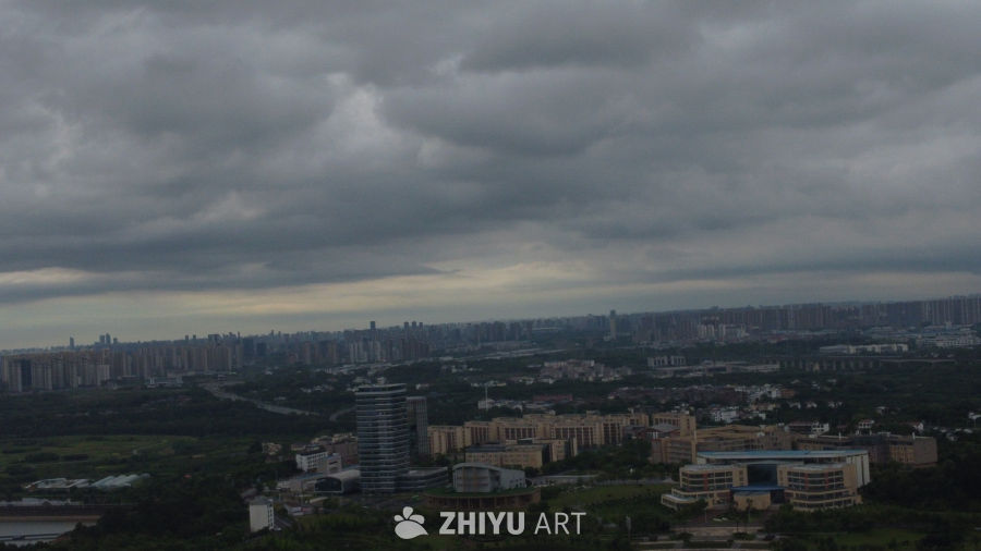 阴云密布的城市全景