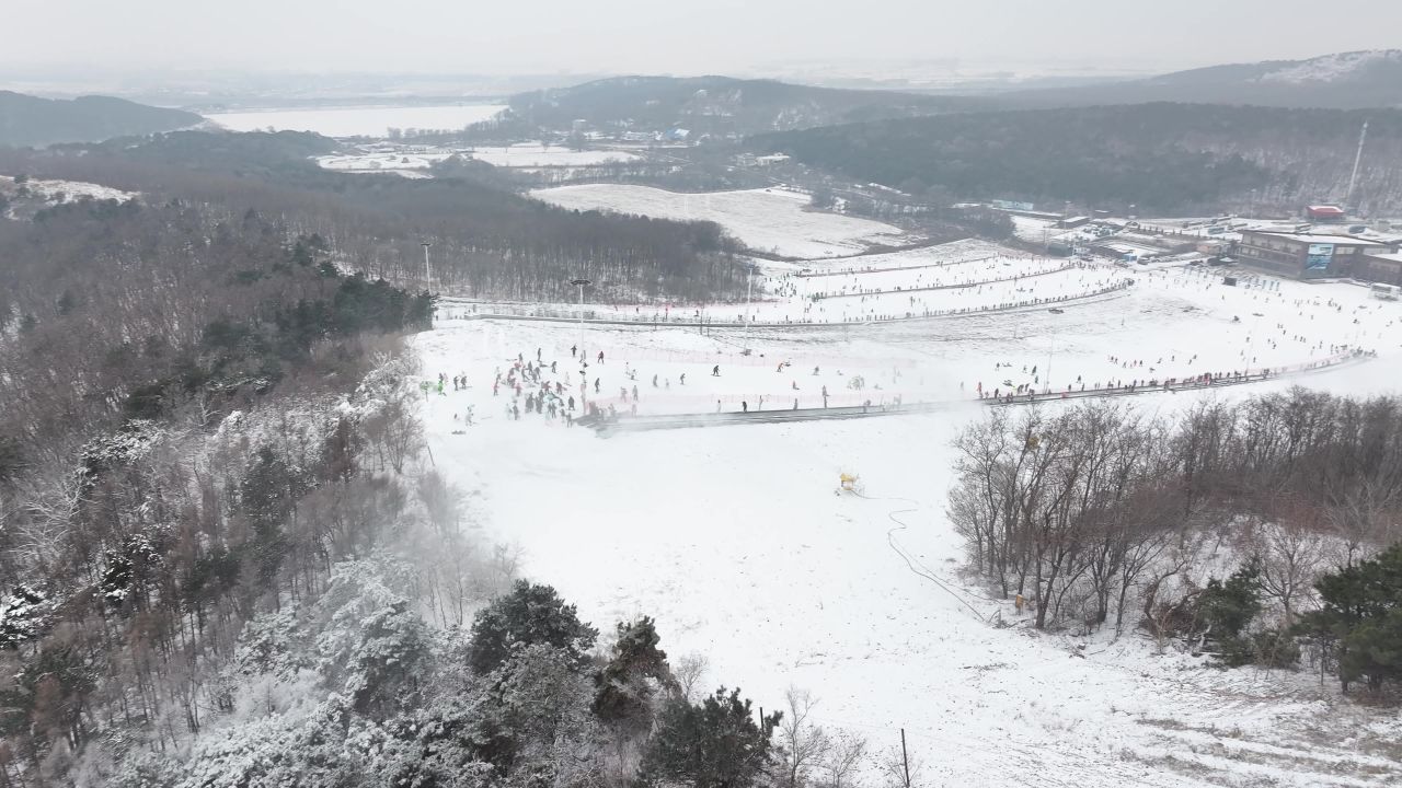 航拍远景滑雪场火热场景