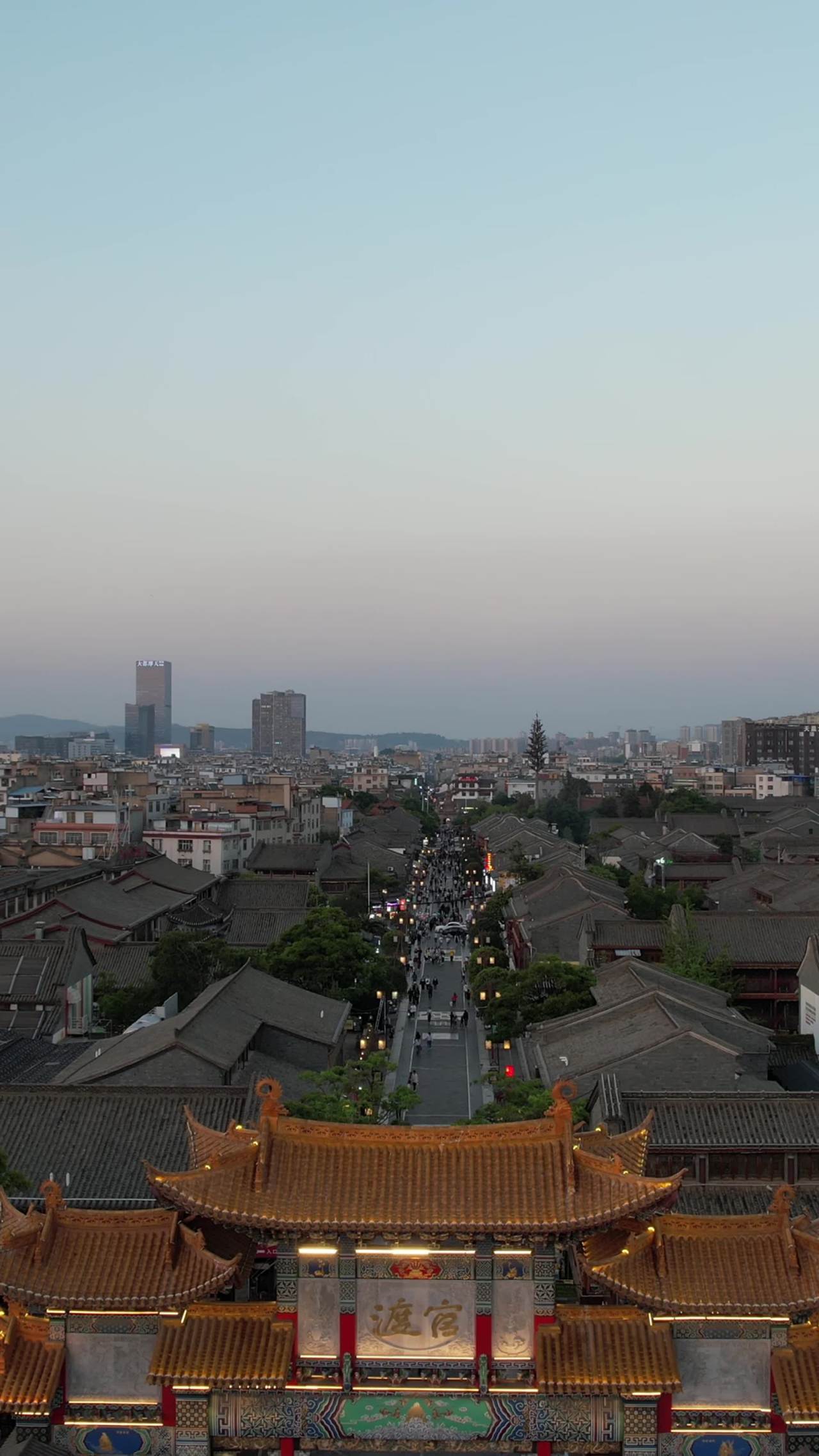 古城夜景与现代交融