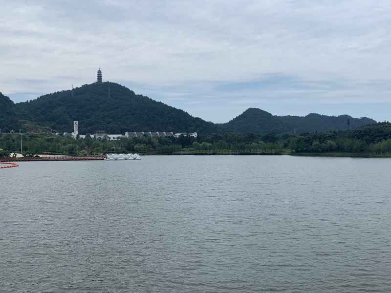 江流上的小船 1