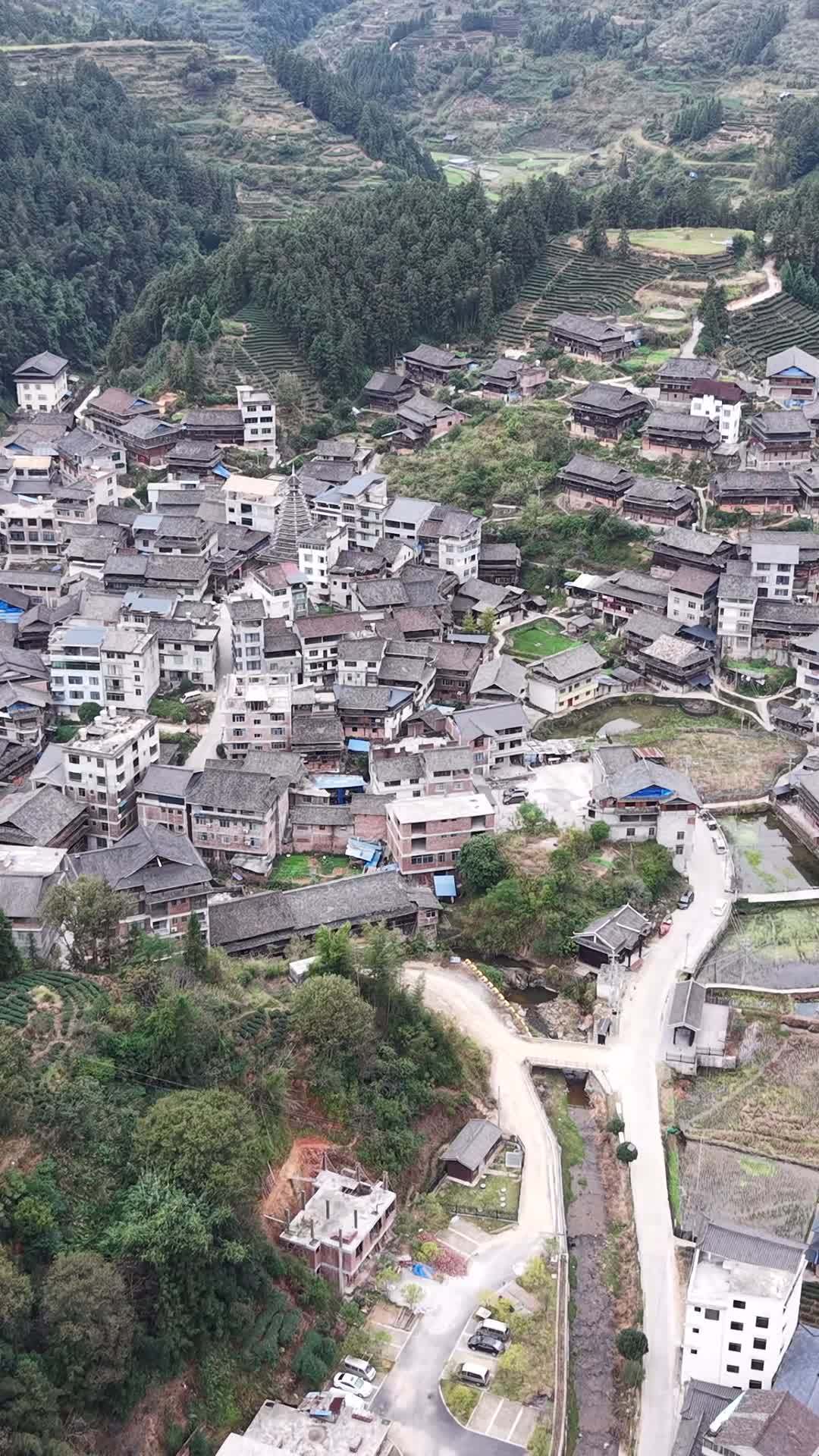 山间古村落全景