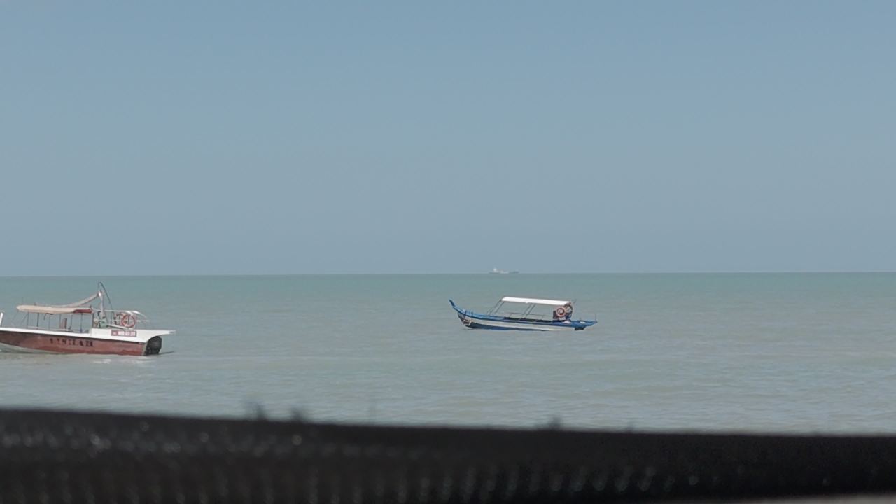 海滩上的宁静船只