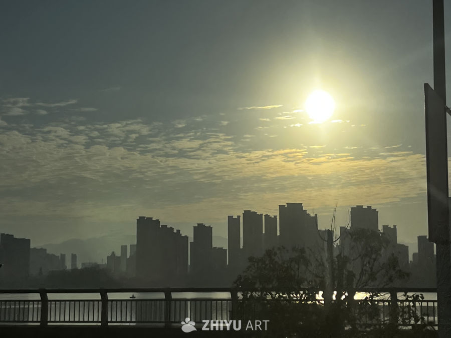 晨光中的城市剪影