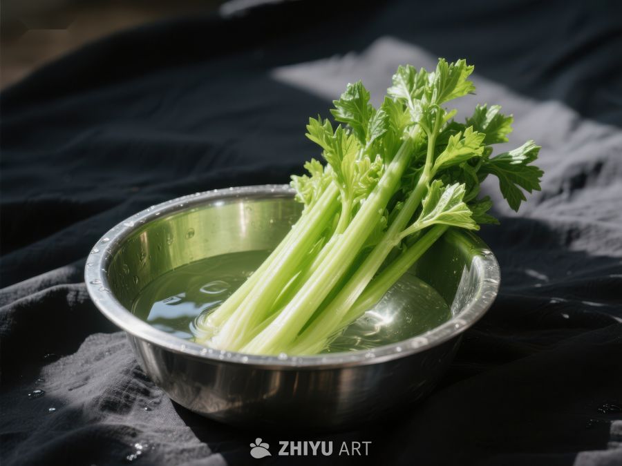 新鲜芹菜置于金属碗中 593