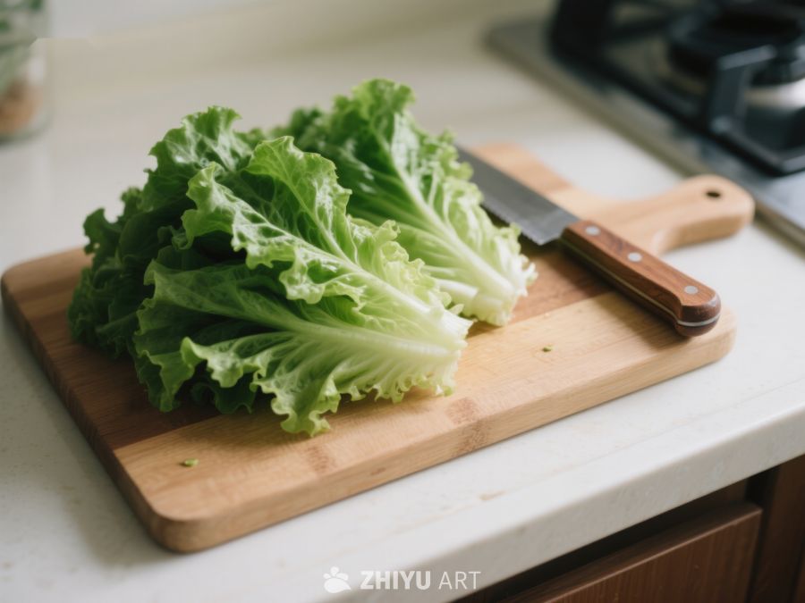 新鲜生菜置于木质砧板上 285