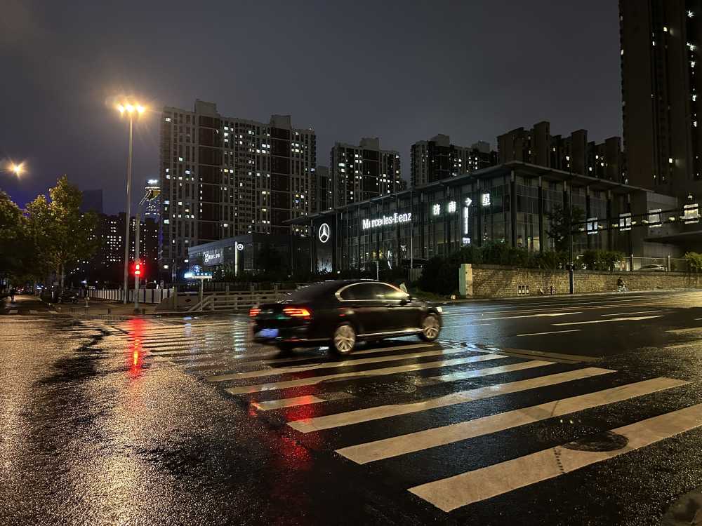 夜晚匆匆赶路的他