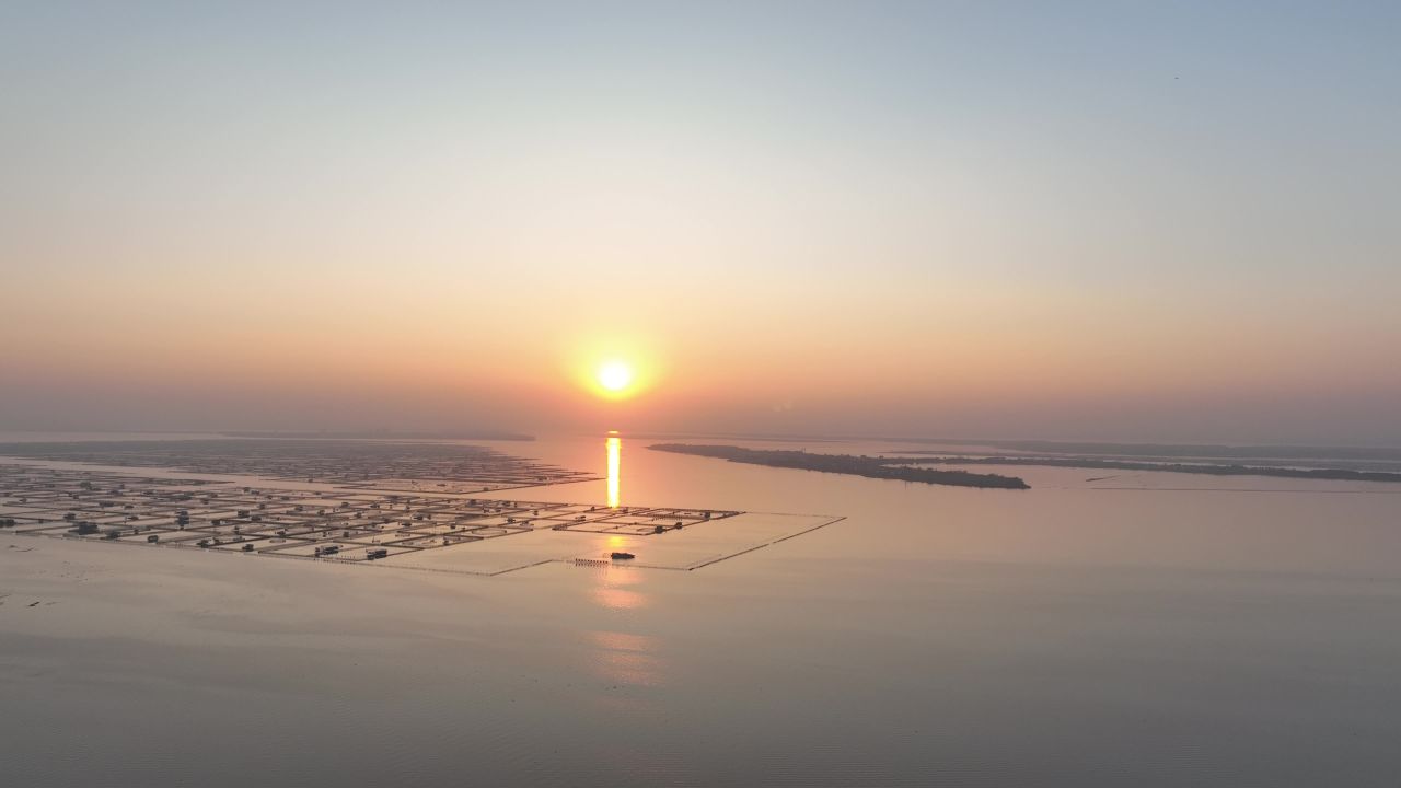 航拍夕阳下的阳澄湖
