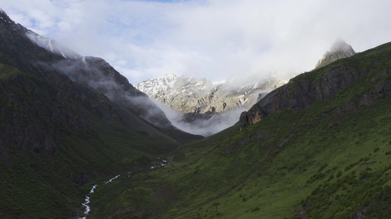 航拍云雾缥缈的雪山峡谷风光