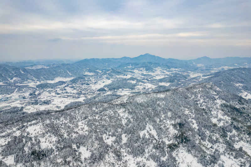 冬天丘陵山川农田美丽乡村雪景航拍图 