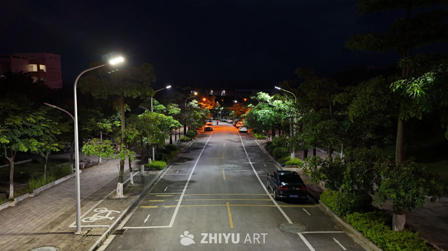 夜色中的城市街道