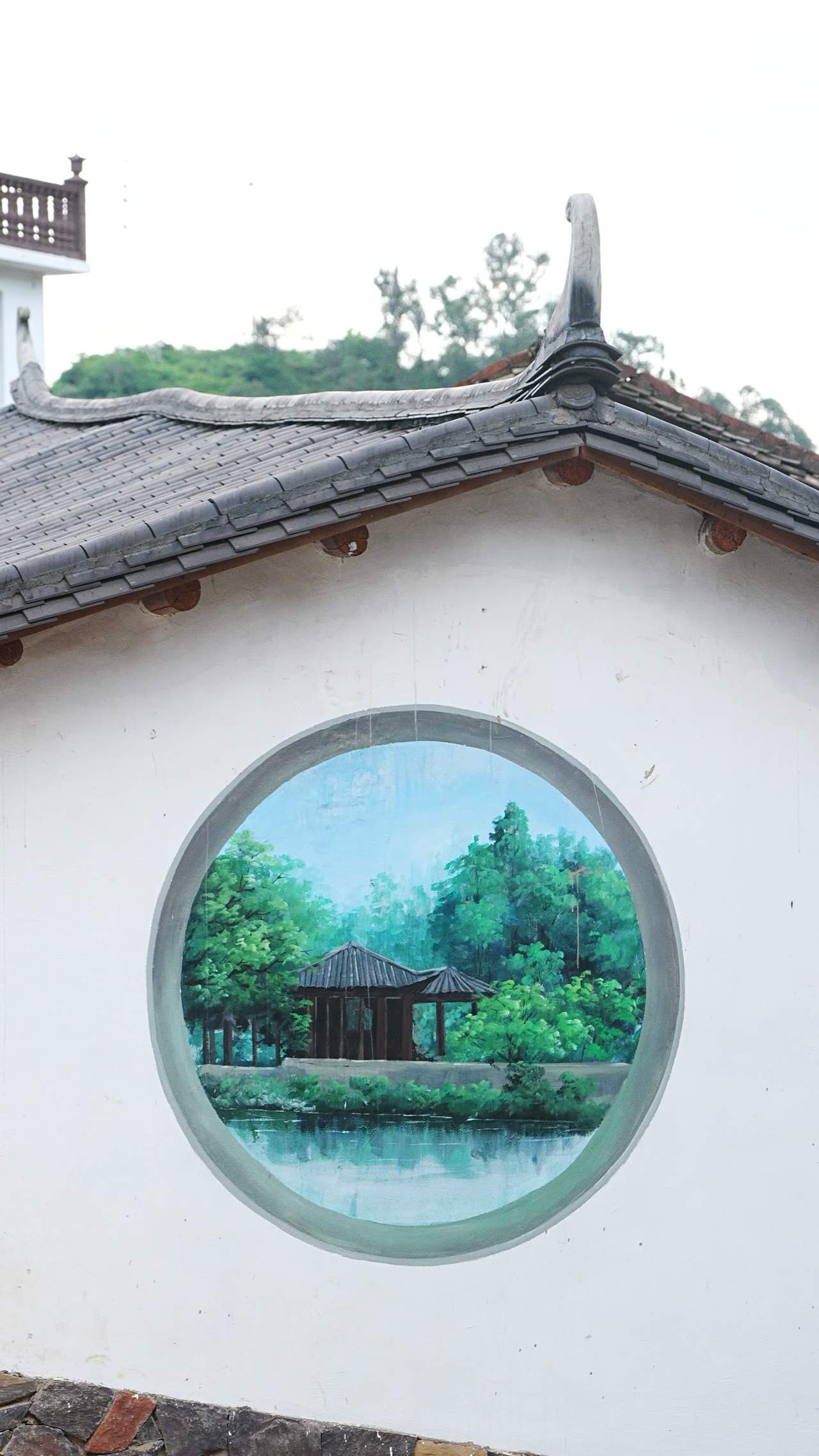 古韵圆窗映山水