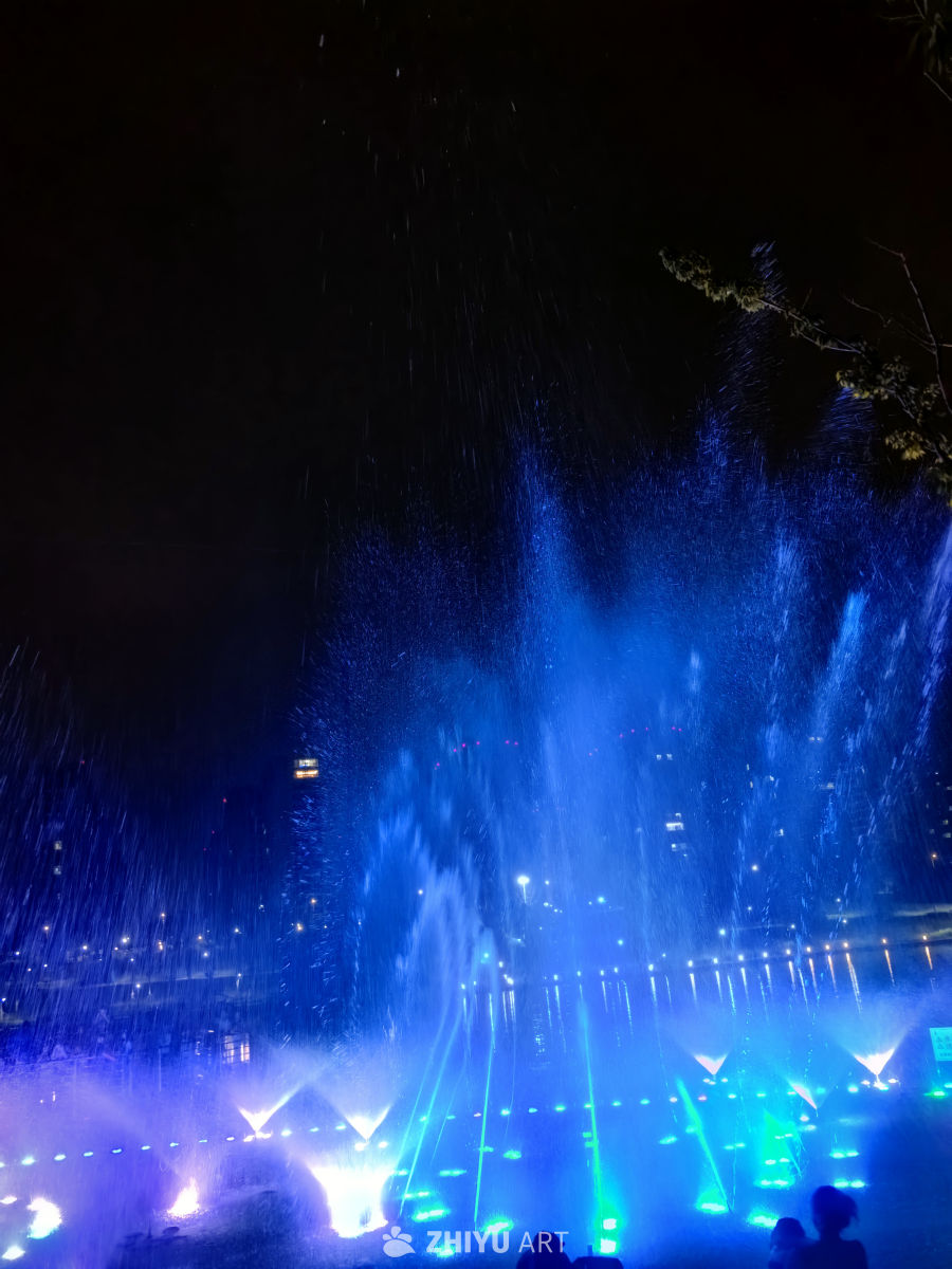 喷泉之所以美丽，是因为水有了压力
