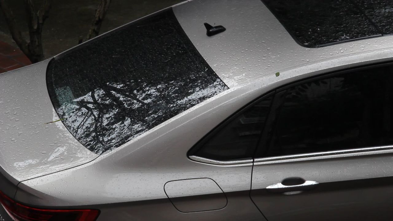 雨中的汽车后窗