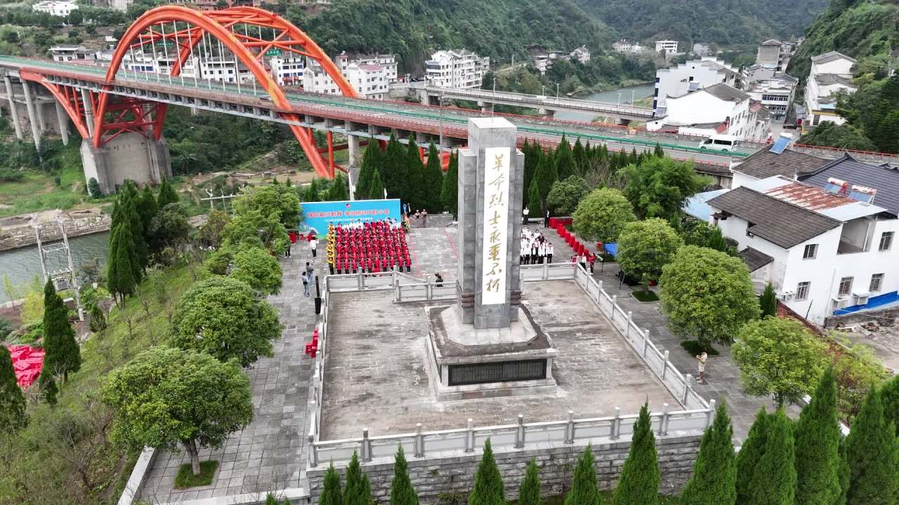 航拍纪念碑前的纪念活动