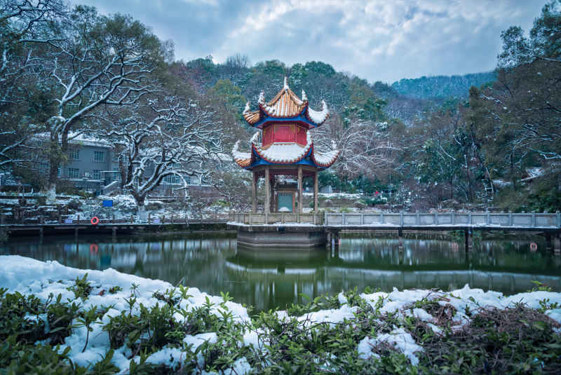 雪后岳王亭