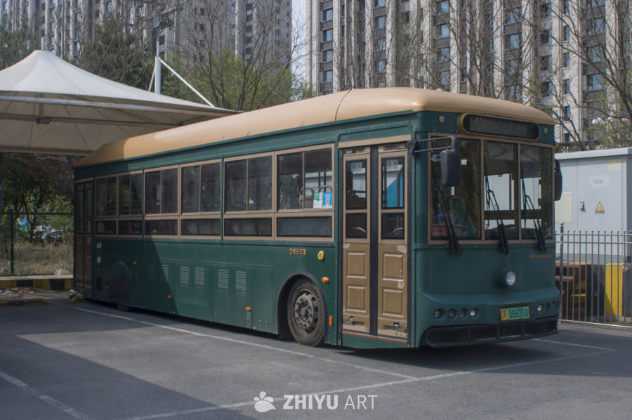 绿皮公交停在停车场