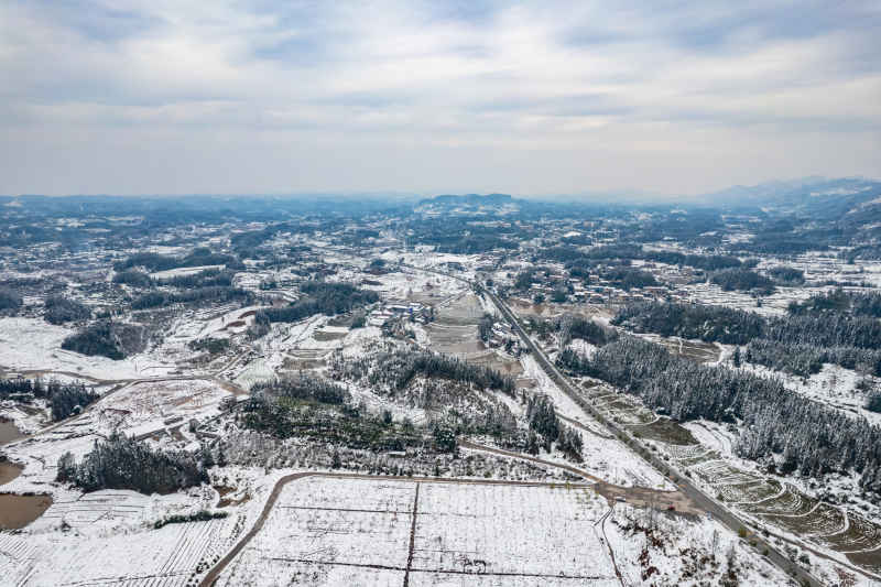 冬天丘陵山川农田美丽乡村雪景航拍图 