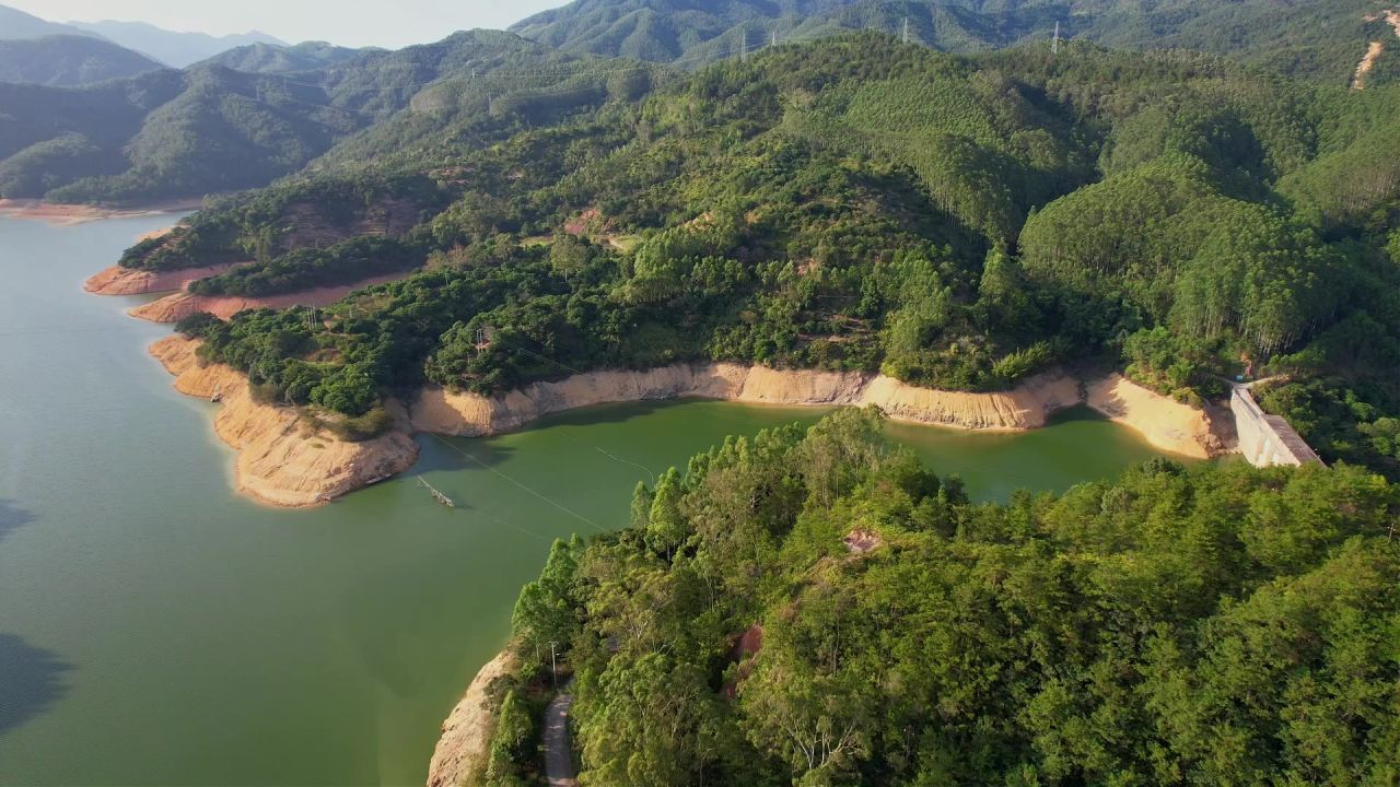 航拍山间水库景观 2