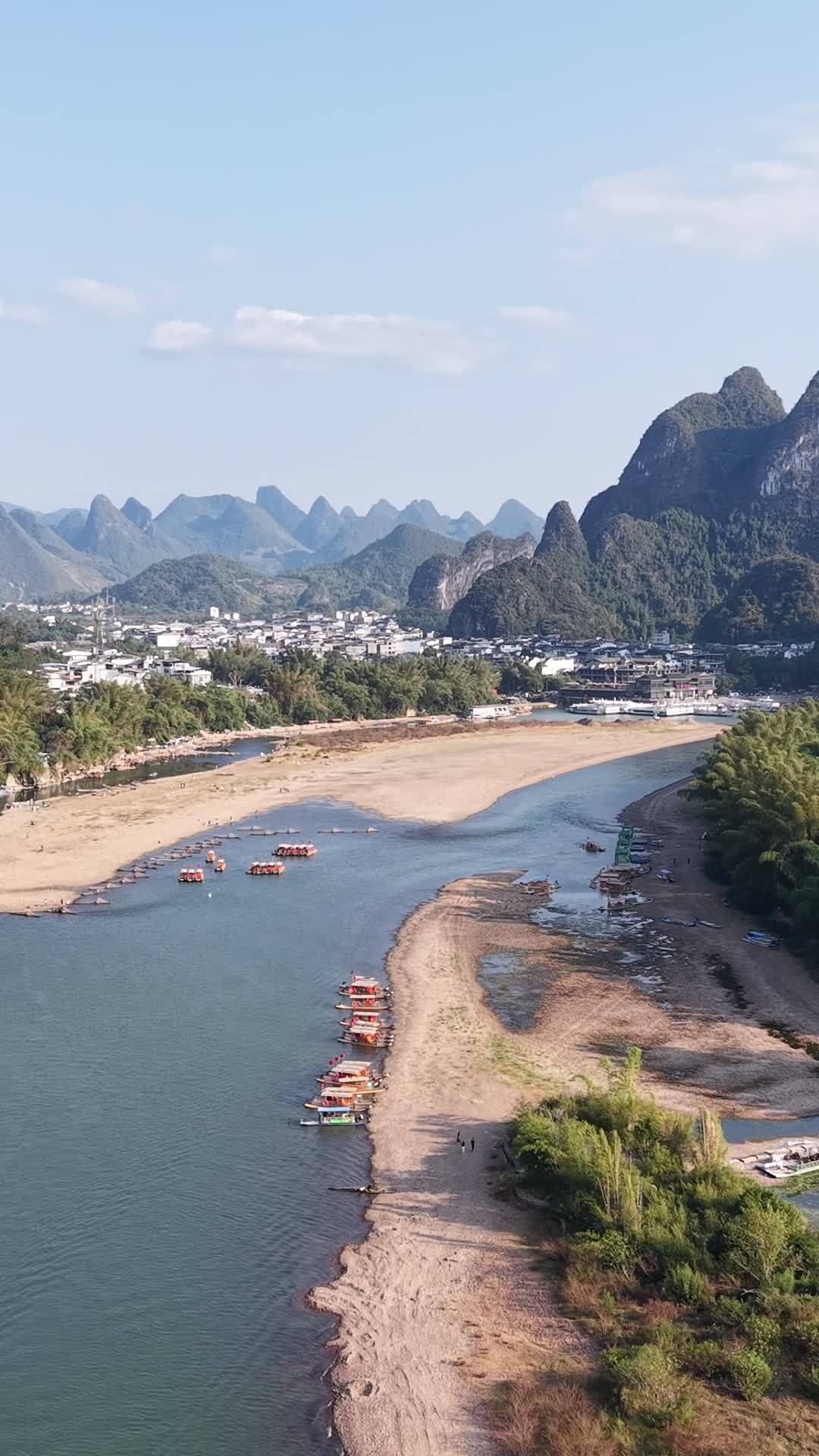 竖版航拍桂林阳朔兴坪漓江竹筏 (12)