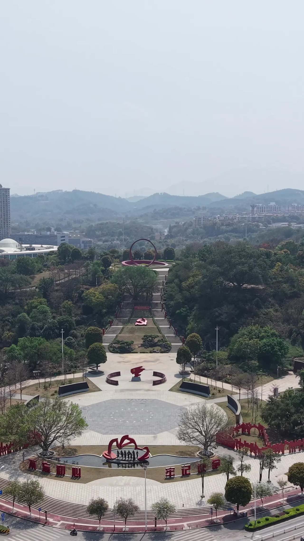公园环形雕塑与城市风光