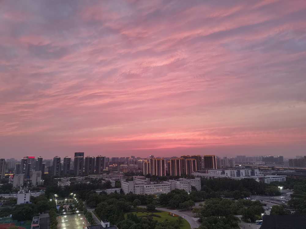 校园宿舍阳台的夕阳