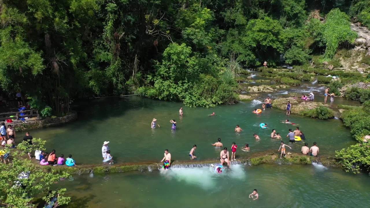 大山中大自然清澈溪流游泳玩耍玩水航拍