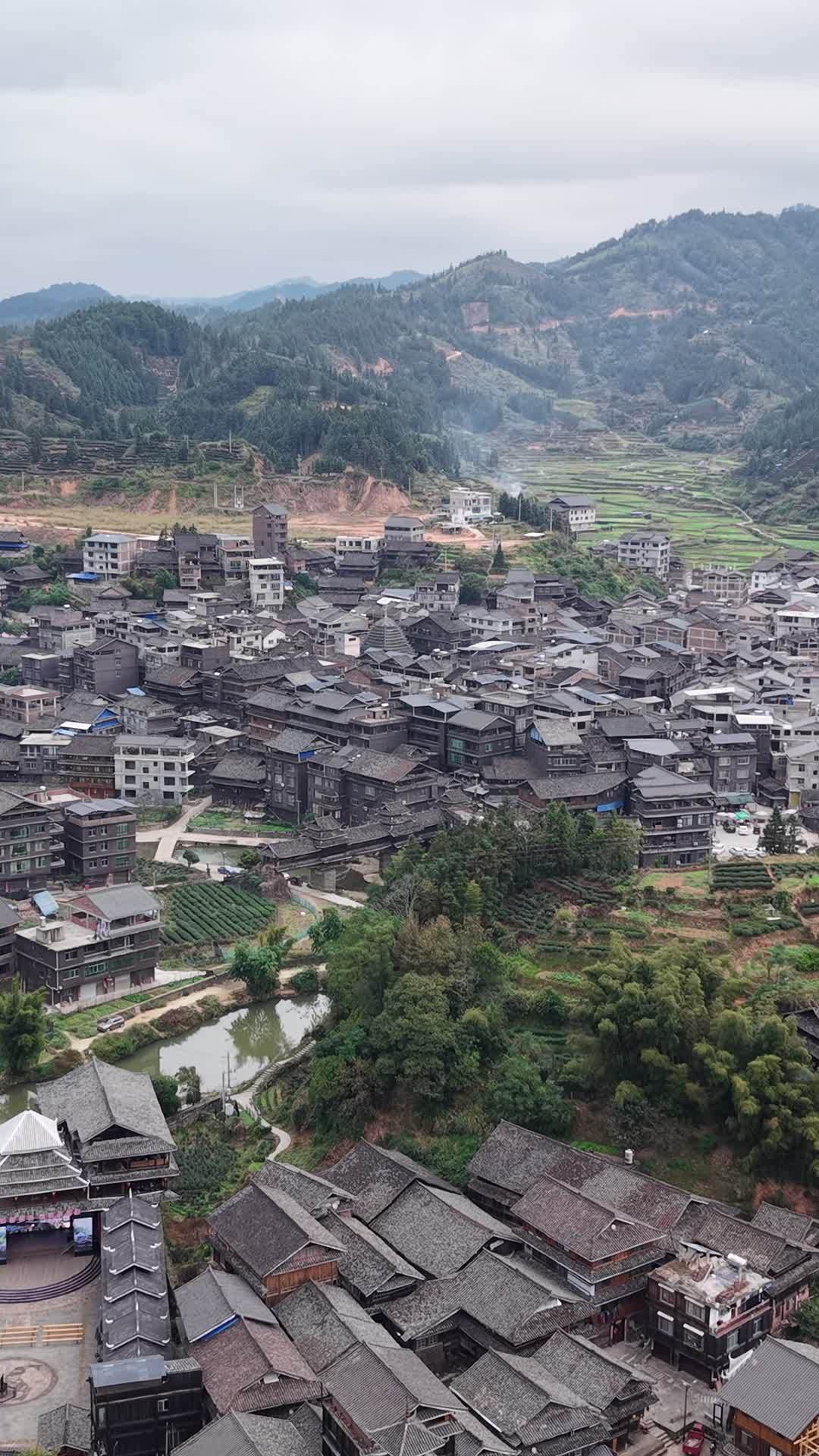 山间古村落全景