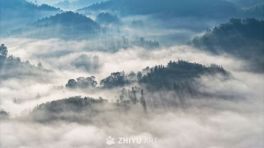 云雾缭绕的山峦美景 11