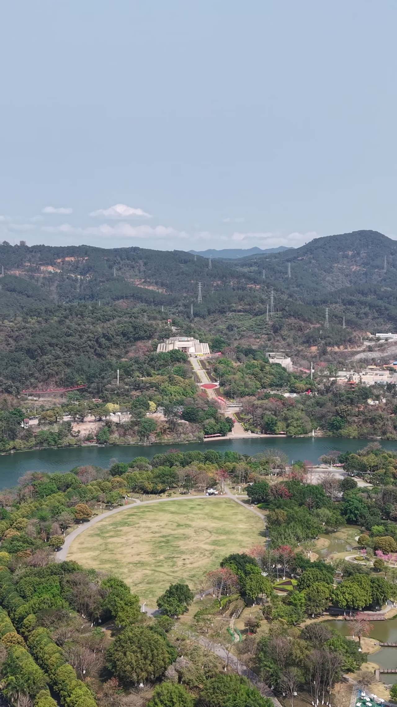 湖畔山丘公园全景