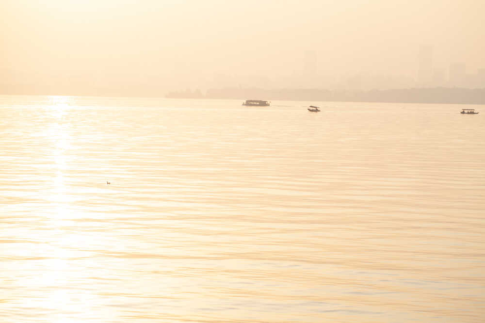 湖面夕阳