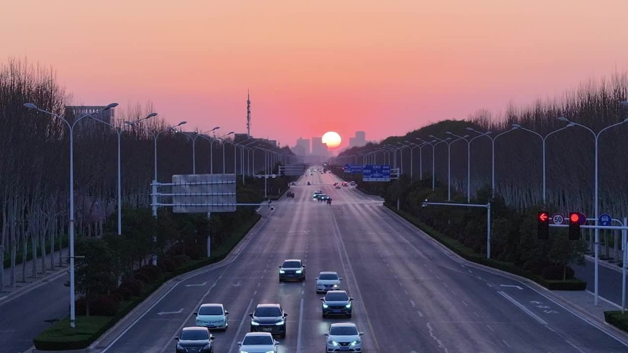 夕阳下的城市公路