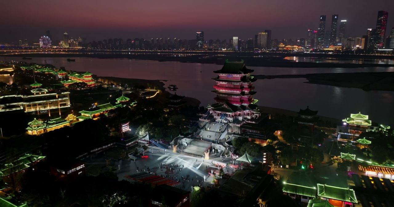 江西南昌滕王阁城市地标建筑航拍 9