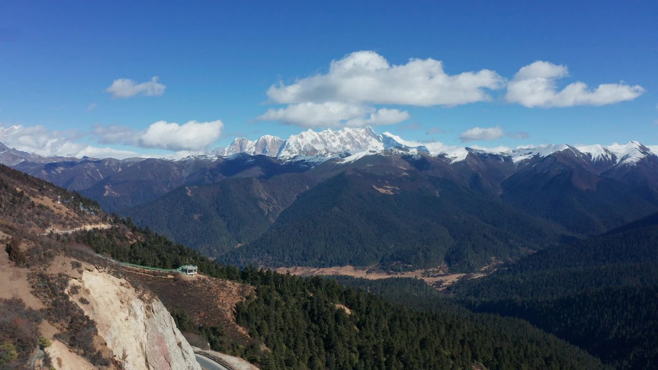 航拍西藏鲁朗林海和南迦巴瓦峰