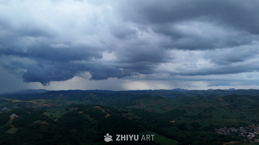 暴风雨前的宁静山丘