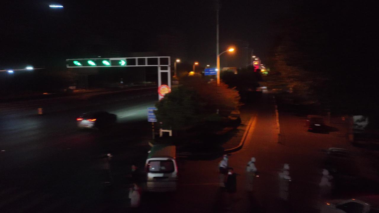 夜幕下的城市交响