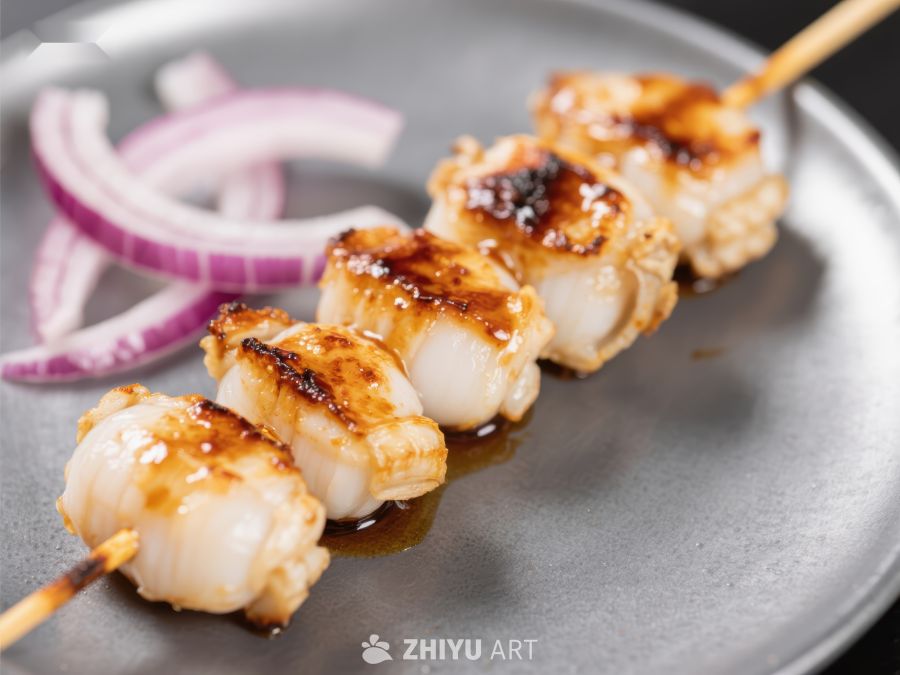 烤制扇贝串配洋葱片