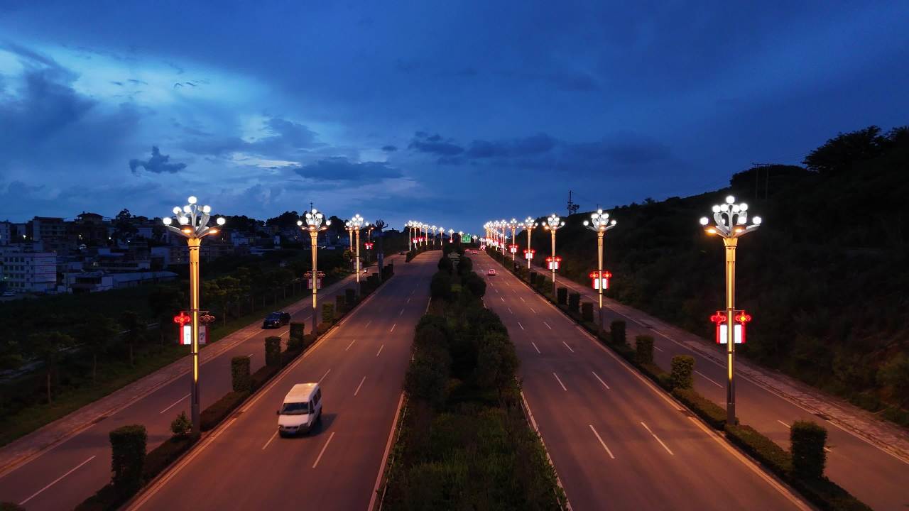 夜幕下的城市公路