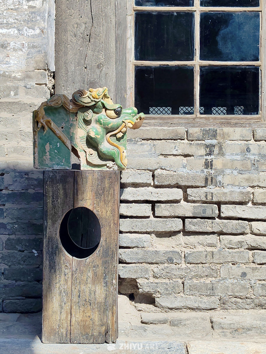 古建元素背景下的琉璃螭吻与木质构件展示