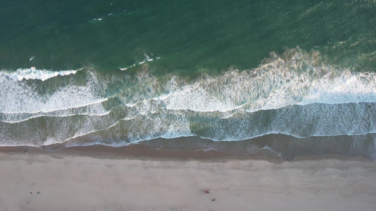 大海海浪沙滩风景航拍 