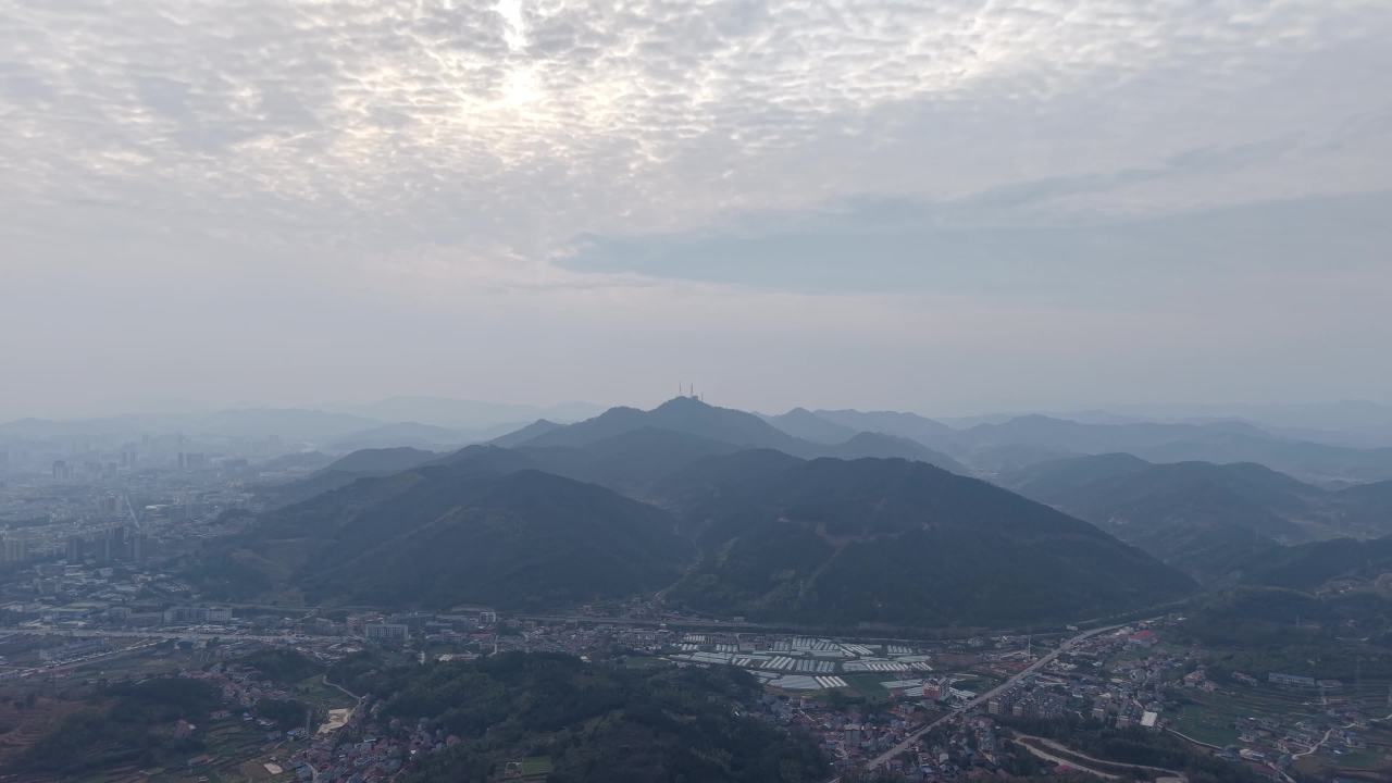 晨曦下的山城